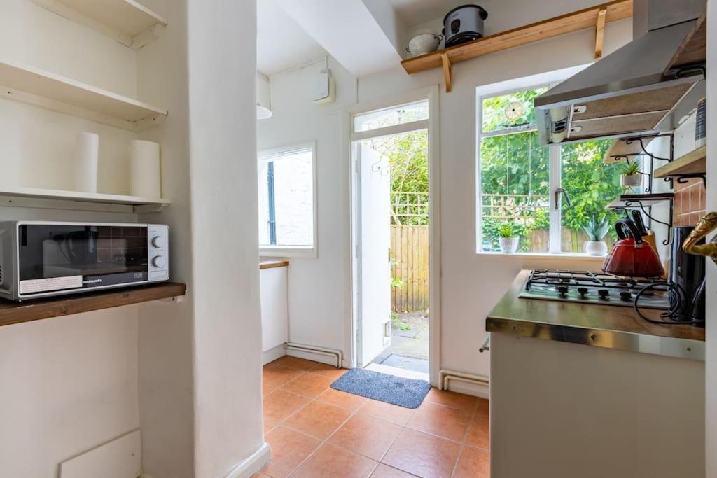 Apartament Lovely Garden Flat In *