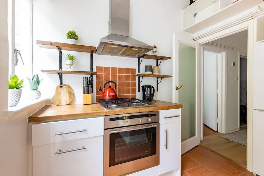 Apartament Lovely Garden Flat In *